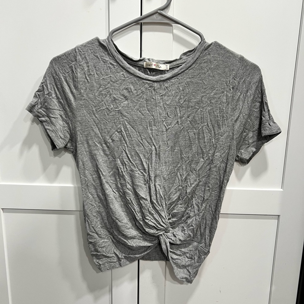 Grey shirt with knot